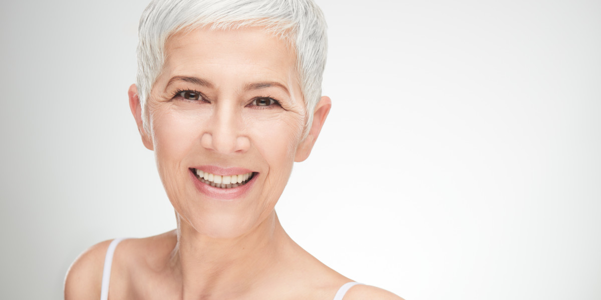 Facelift Berlin - Fröhliche Frau nach ihrer OP