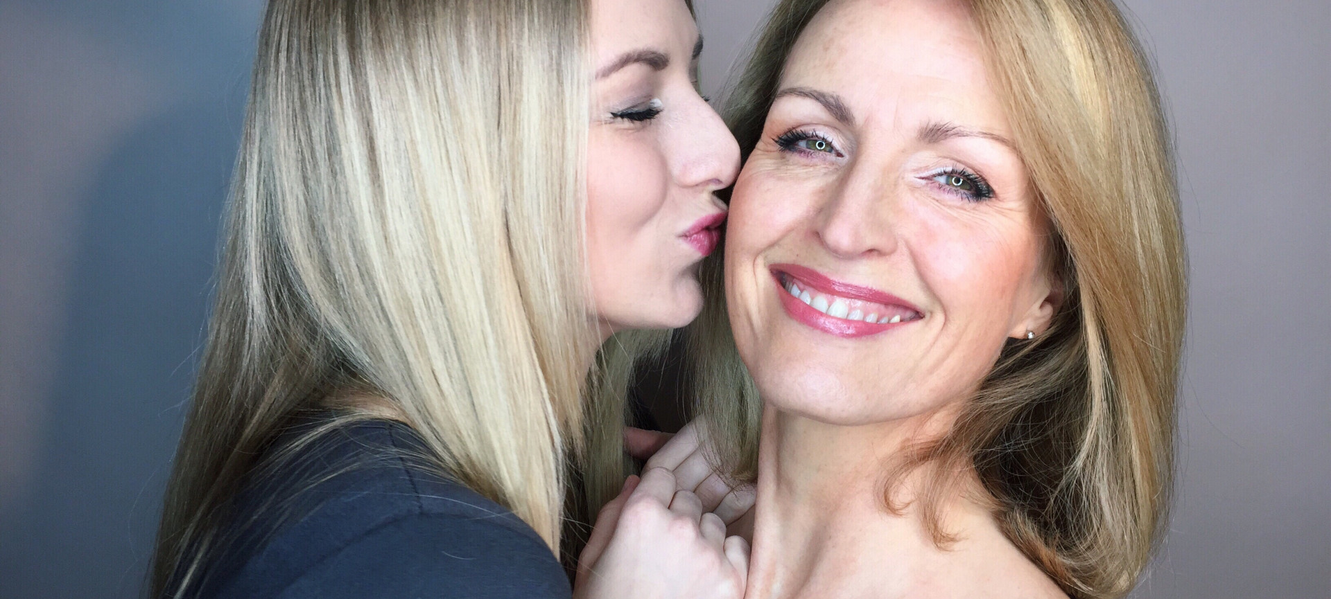 Glückliche Patientinnen nach einer Behandlung in der Schönheitschirurgie