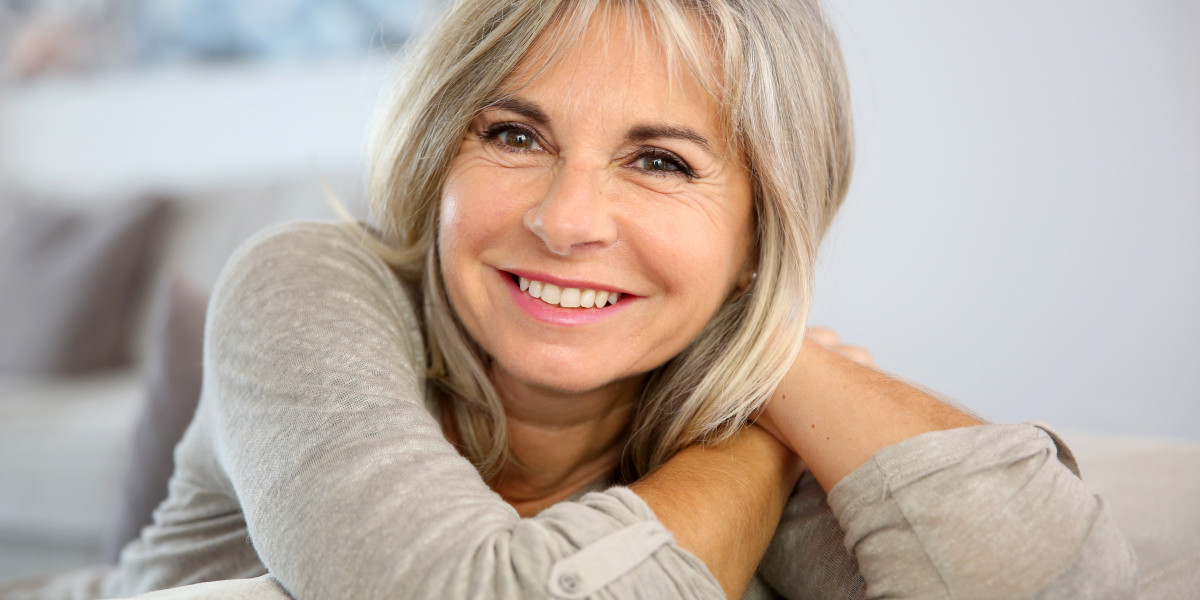 Glückliche Patientin nach einer Faltenbehandlung