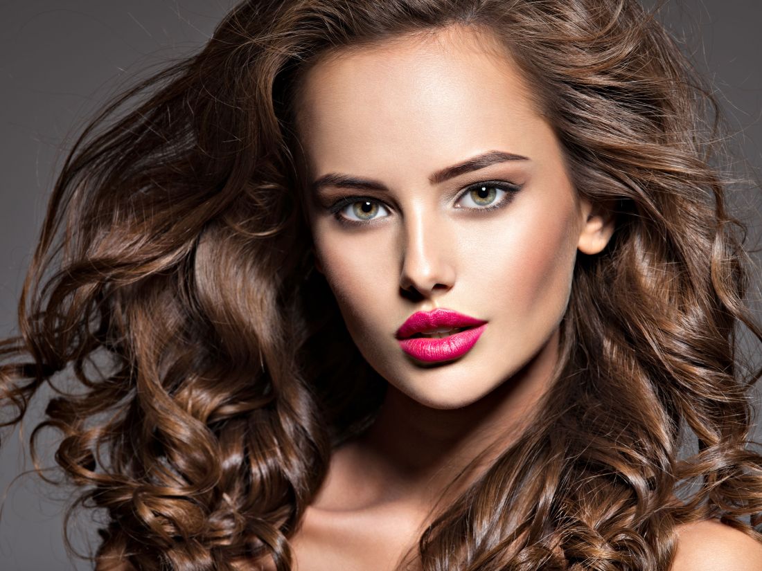 Patientin mit straffer Haut nach einer Faltenbehandlung