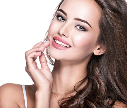 Glückliche Patientin nach einer Faltenbehandlung